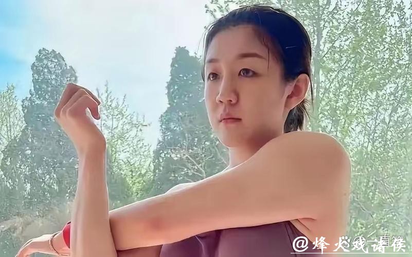 瞧瞧这是陈梦的一张照片，少女时代的她不胖脸上没有婴儿肥，笑得自然甜蜜坐在旁边的是羞涩的樊振东他们后来成为国乒顶梁柱